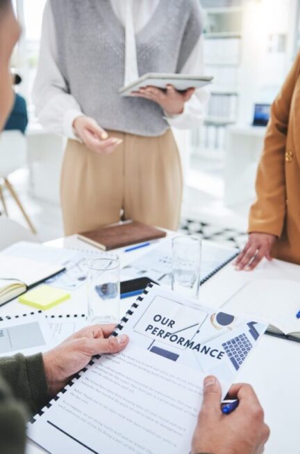 Un manager échange avec une collaboratrice lors d’un entretien annuel consacré aux compétences et à la performance.