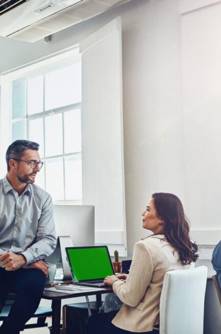 Une équipe de commerciaux travaille avec des ordinateurs portables professionnels dans un bureau.
