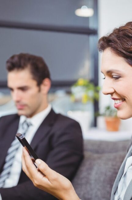 Professionnel répondant à un avis critique sur LinkedIn depuis son ordinateur portable