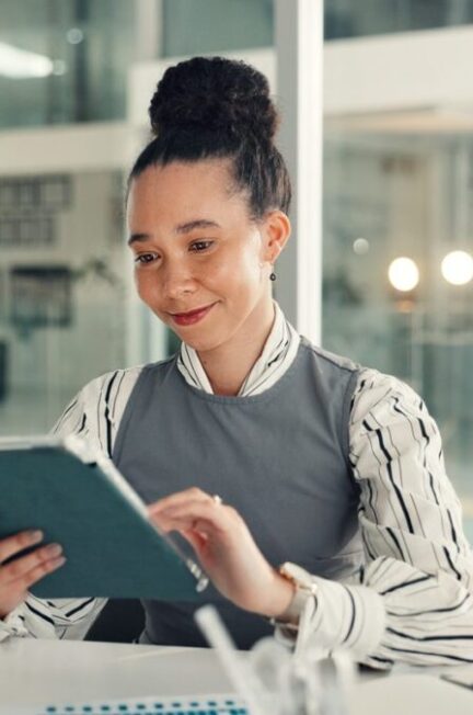 Salarié consultant une newsletter interne sur son ordinateur au bureau.