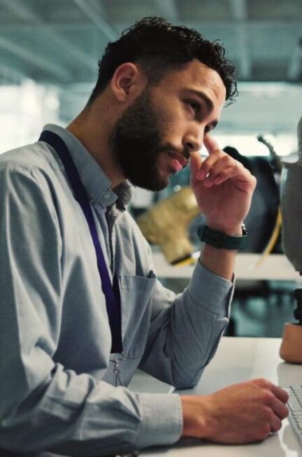Employé utilisant un logiciel de dictée vocale sur un poste de travail adapté