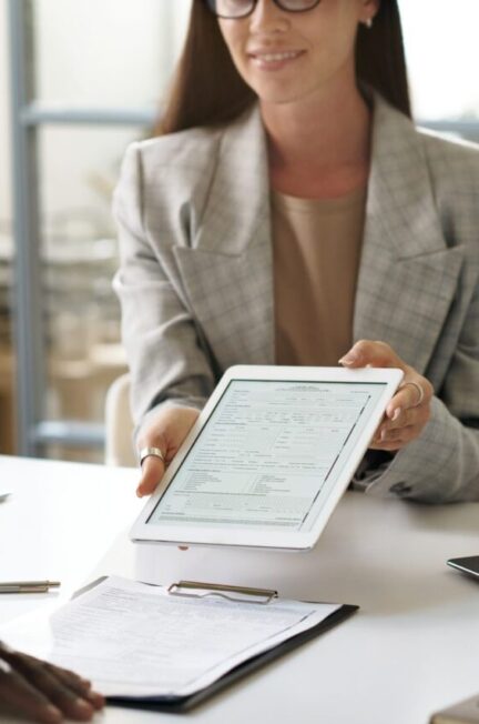 Employé relisant un contrat généré avec une intelligence artificielle sur son ordinateur
