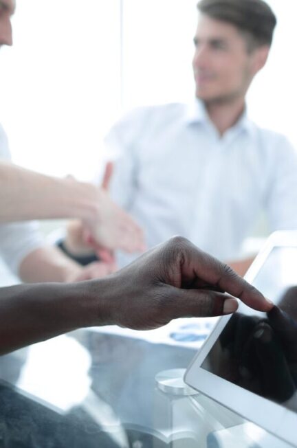Réunion entre une entreprise et son prestataire informatique pour organiser une transition de services sans interruption.