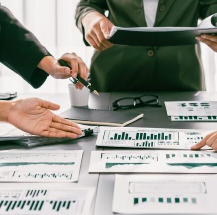 Responsable de projet consultant un tableau de bord budgétaire pour suivre la rentabilité du projet.